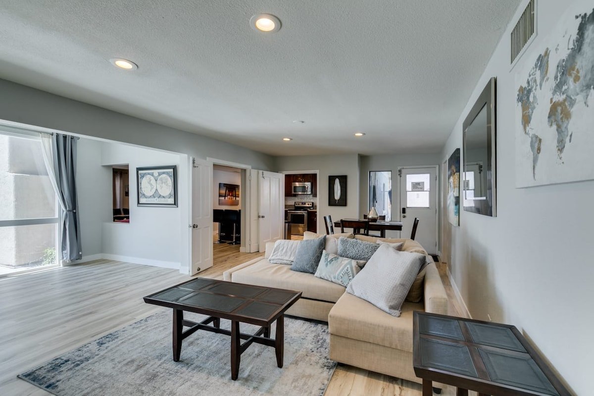 Downtown Vegas Oasis! gallery image 4