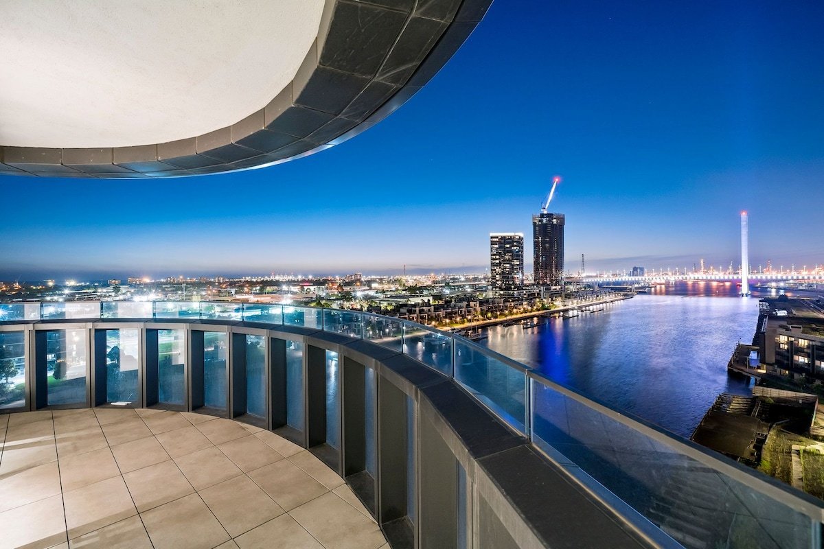 270 Degree Waterfront View*2 Bed*Free Carpark gallery image 2