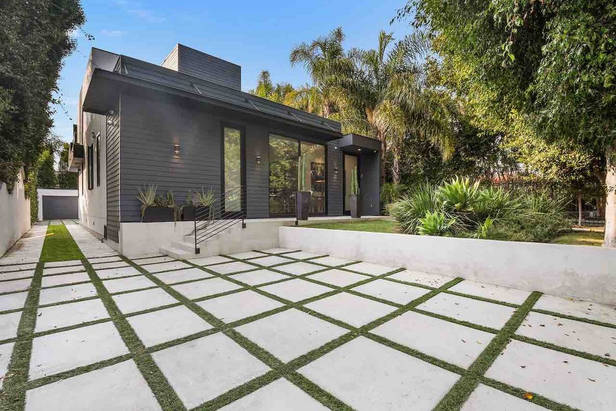 Modern Oasis. Top 5%. Walk to Dine/Shop. Gated. gallery image 5