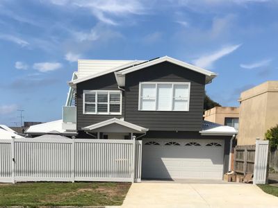 Heart of Torquay , 2 blocks from beach, Sleeps 11