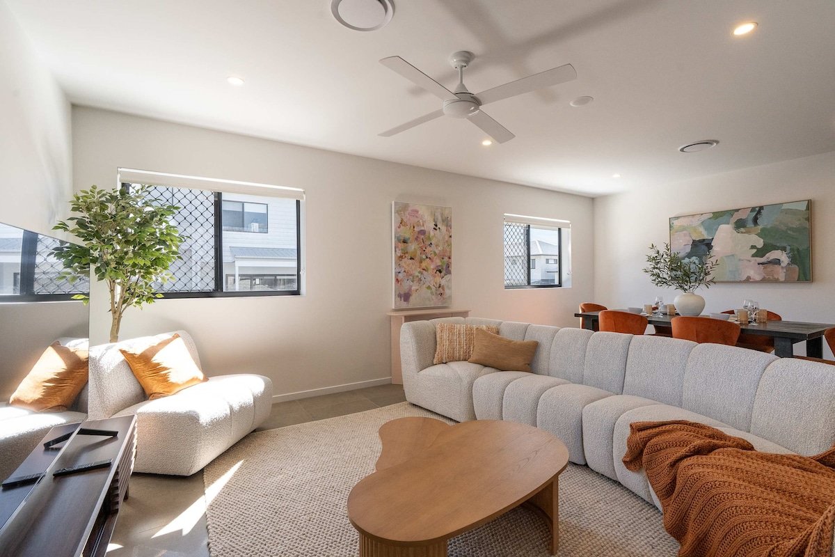 New Spacious/Rooftop/EV/3BD/Shops/parkings gallery image 2