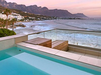 Clifton Views – Elegant Apt with pool & sea views
