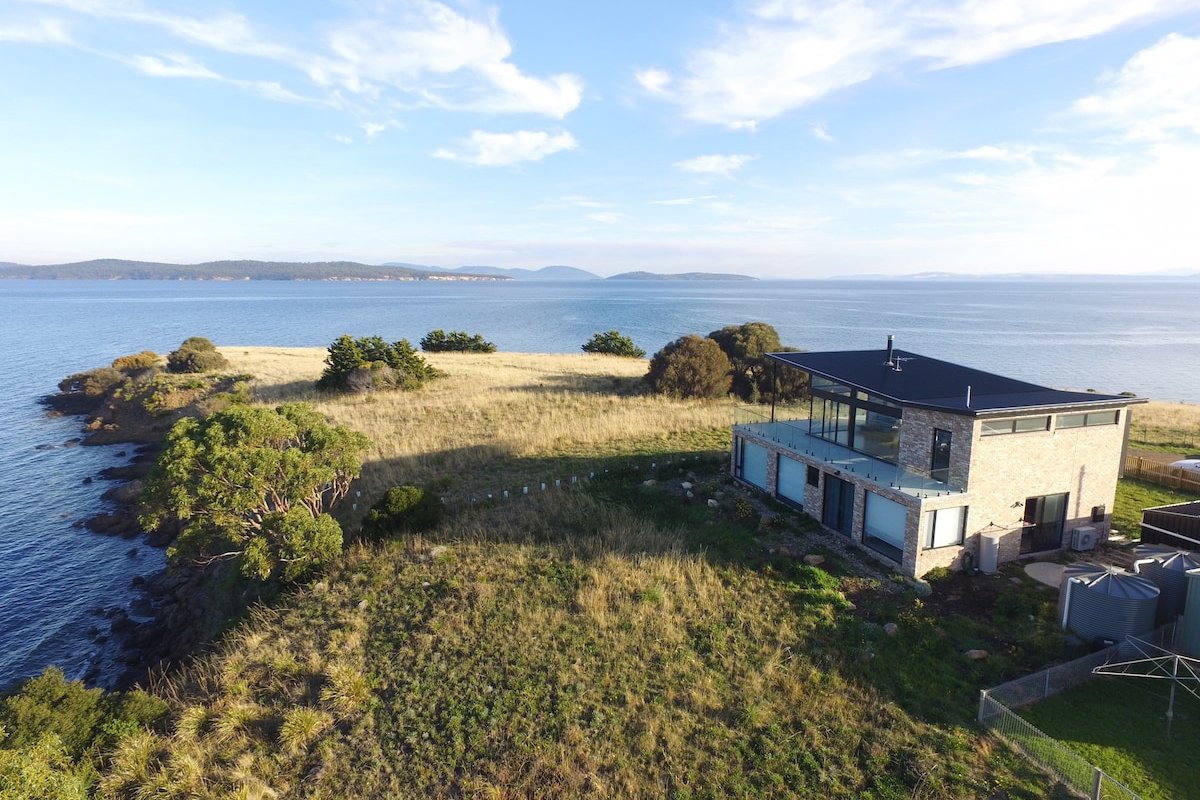 Waterfront ‘Tupelo’ with Sauna on Primrose Point gallery image 4