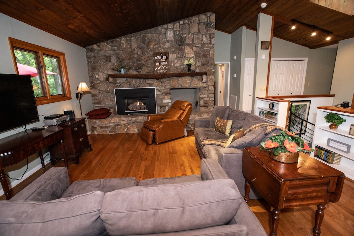 Woodland Retreat w/HOT TUB & DECKS gallery image 5