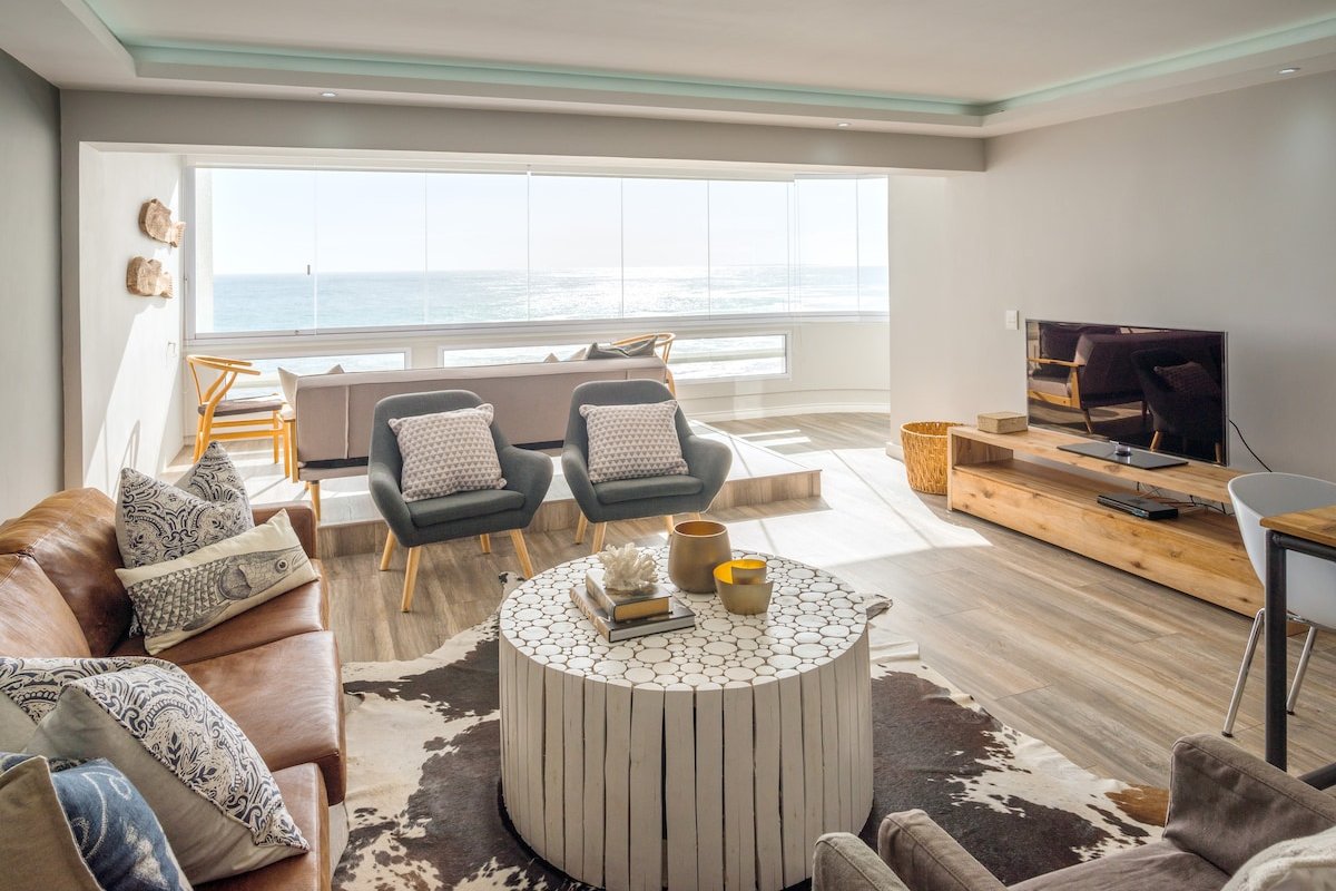 Sea Point Beach Front Gorgeous Apartment gallery image 2