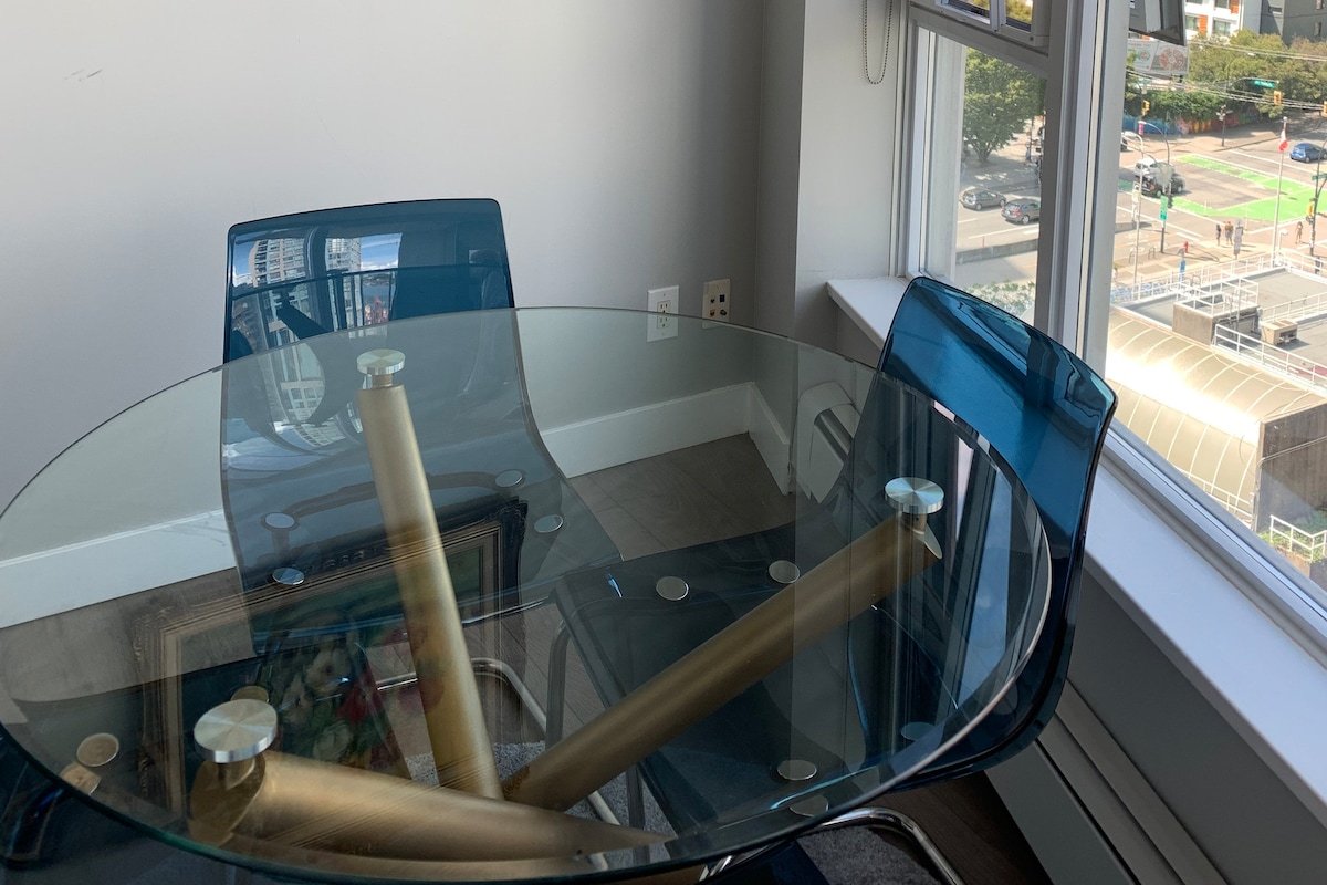 Amazing Views, DT, 2BR+DEN/ParkingPoolGym/Location gallery image 5