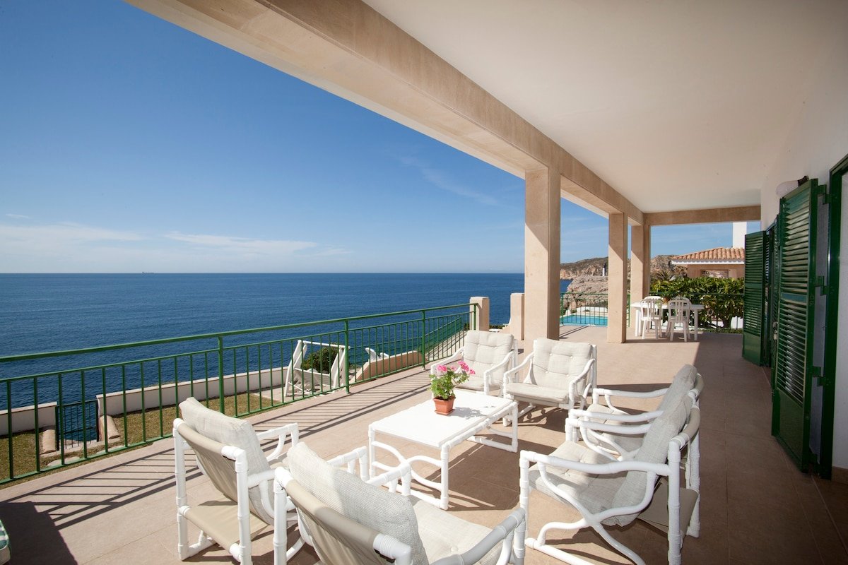 Awesome sea views with pool and WI FI Connexion gallery image 2