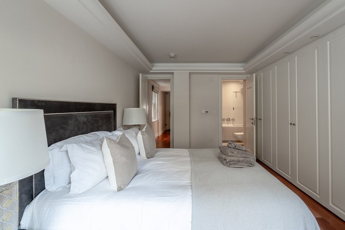 Clariges style Mayfair Residence – Hanover Square. gallery image 3