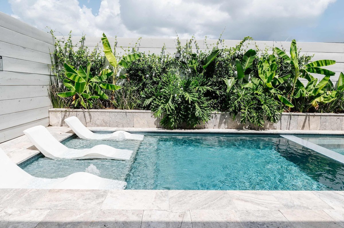 Expansive 7 Bedroom Home | Heated Pool & Spa gallery image 3