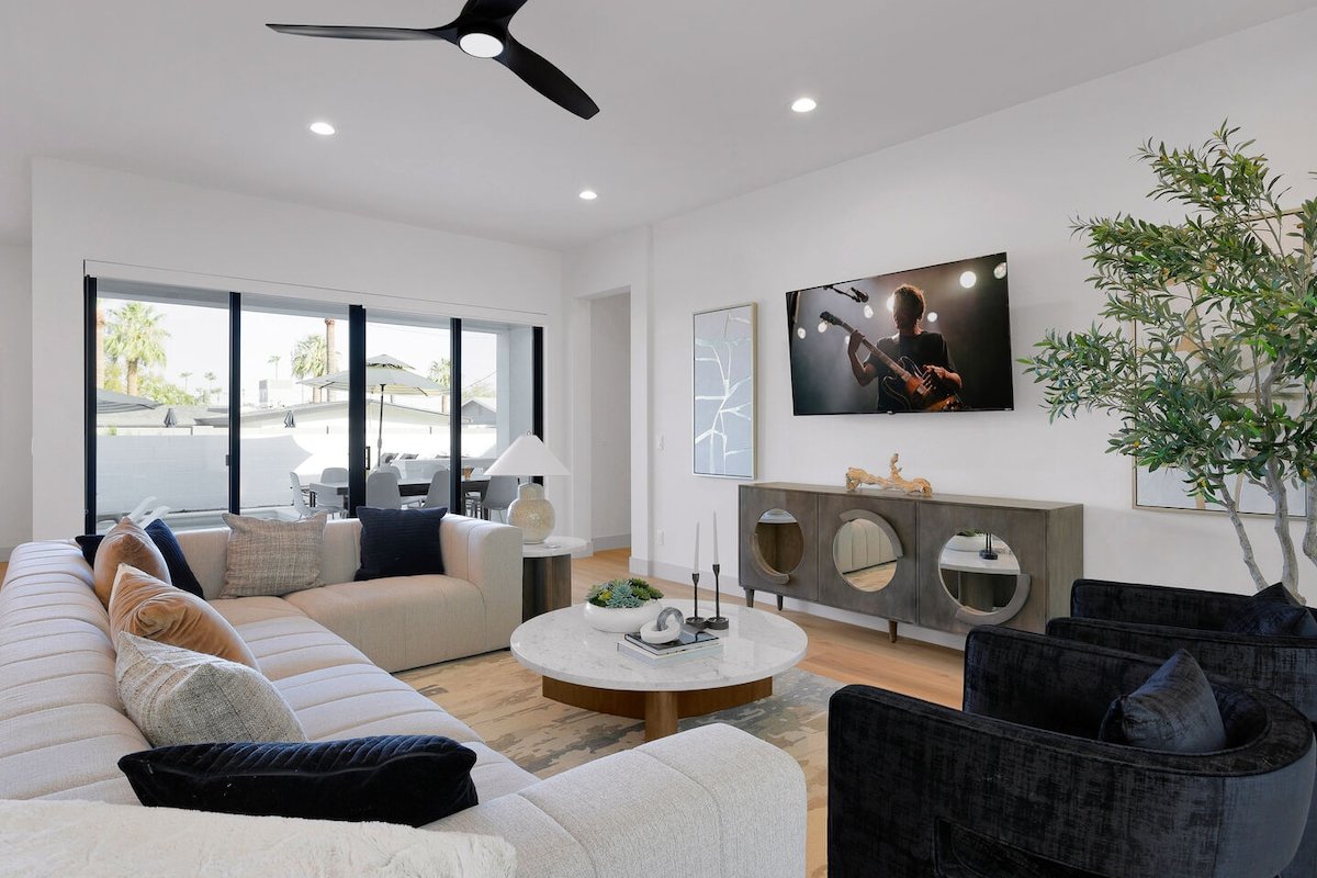 Sunrift-Pool & Spa-Game Room-Walk to Old Town! gallery image 3