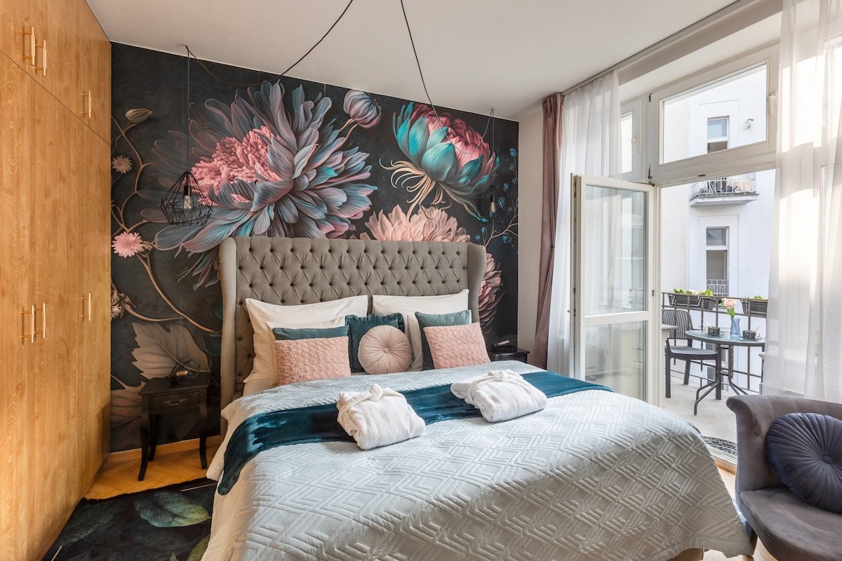 Decadent Art Deco Apartment in Old Town gallery image 5