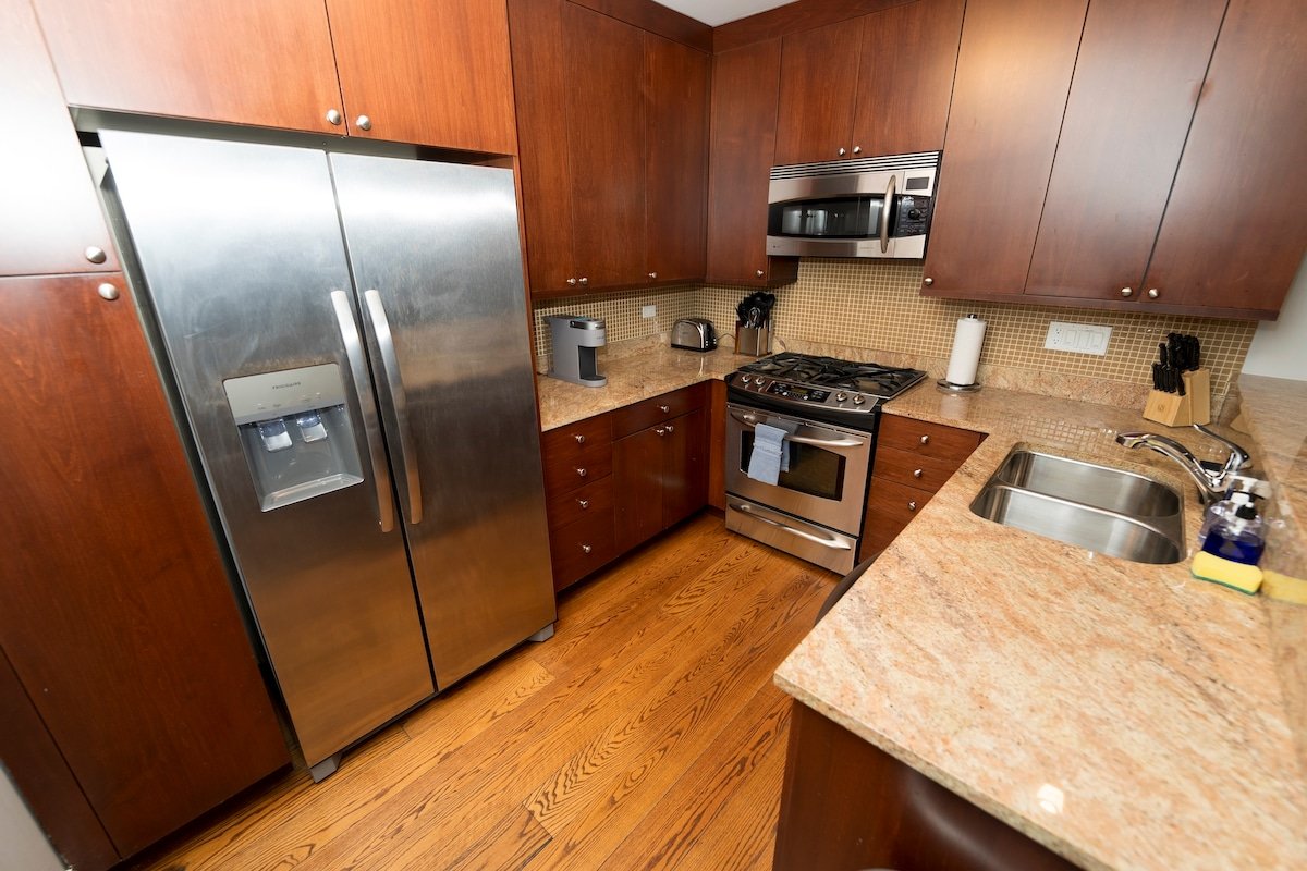 3 Bedroom Across from Wrigley Field AllStar Suite gallery image 5