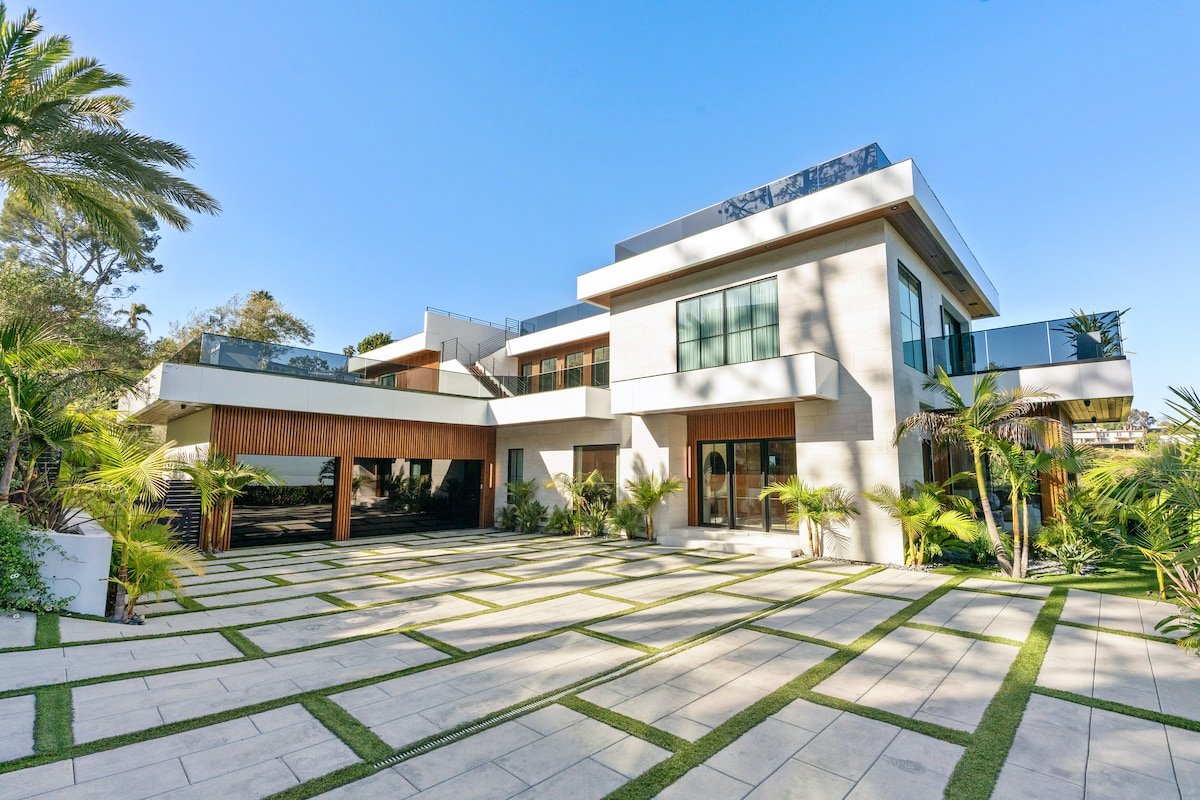 Linda Flora – Bel Air Oasis with Rooftop Deck