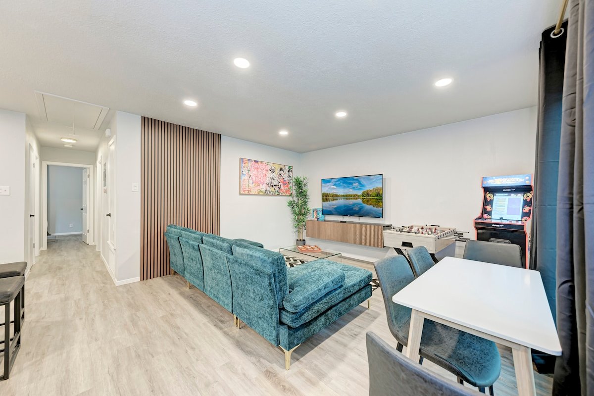 2 Pools – Up to 28 Guests – 2 Combined Homes gallery image 3