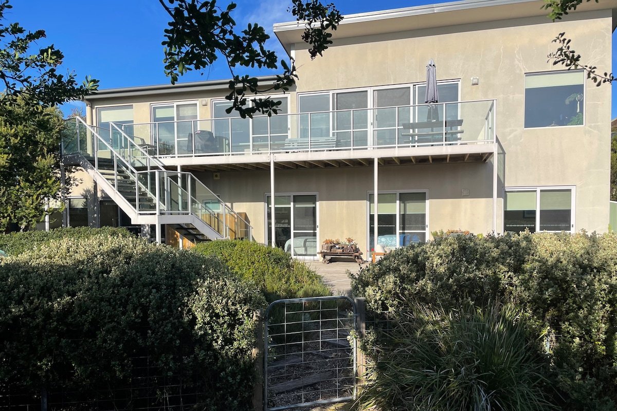 The Dunes 5 bedrooms. Amazing water beach views gallery image 3