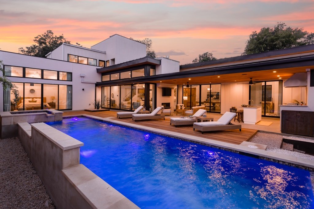 Tulum Inspired Oasis – walk to ACL – Sleeps 12! gallery image 2