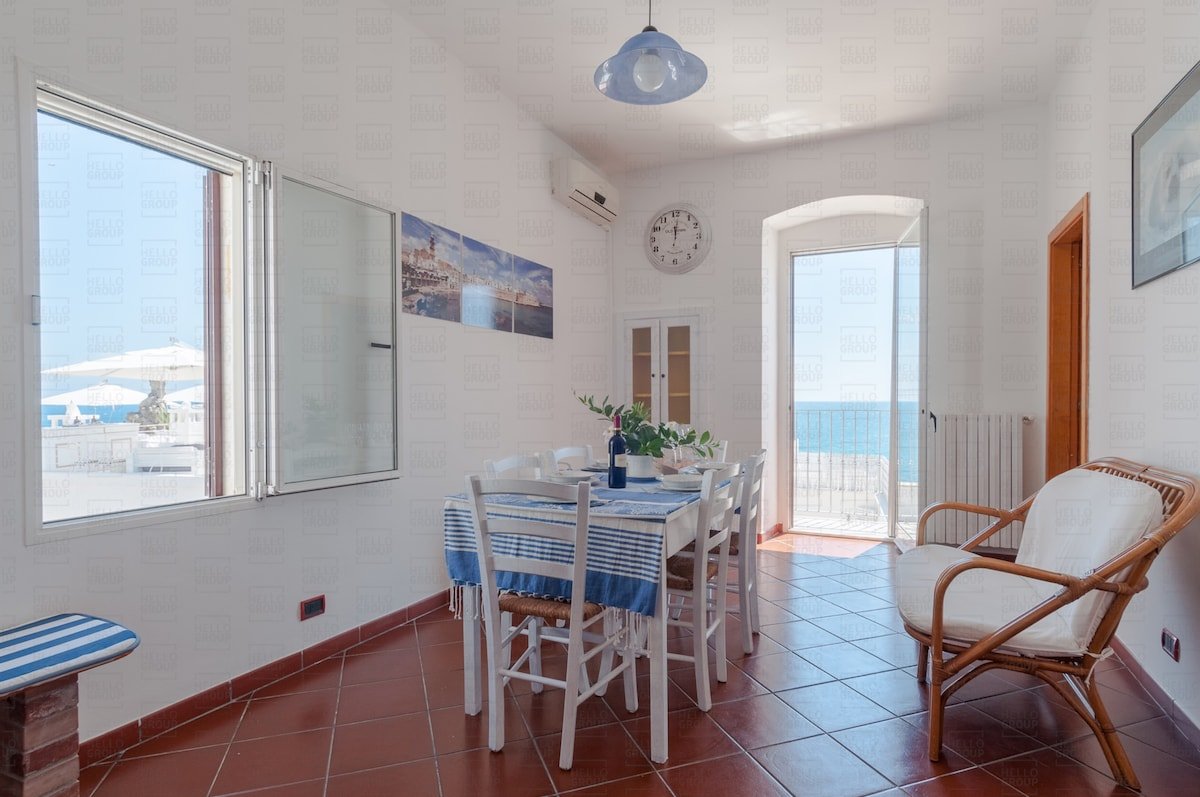 HelloApulia Authentic Seafront Apartment gallery image 3