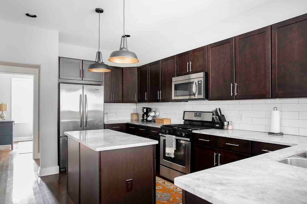 Spacious retreat near 12 South w/ BBQ gallery image 5