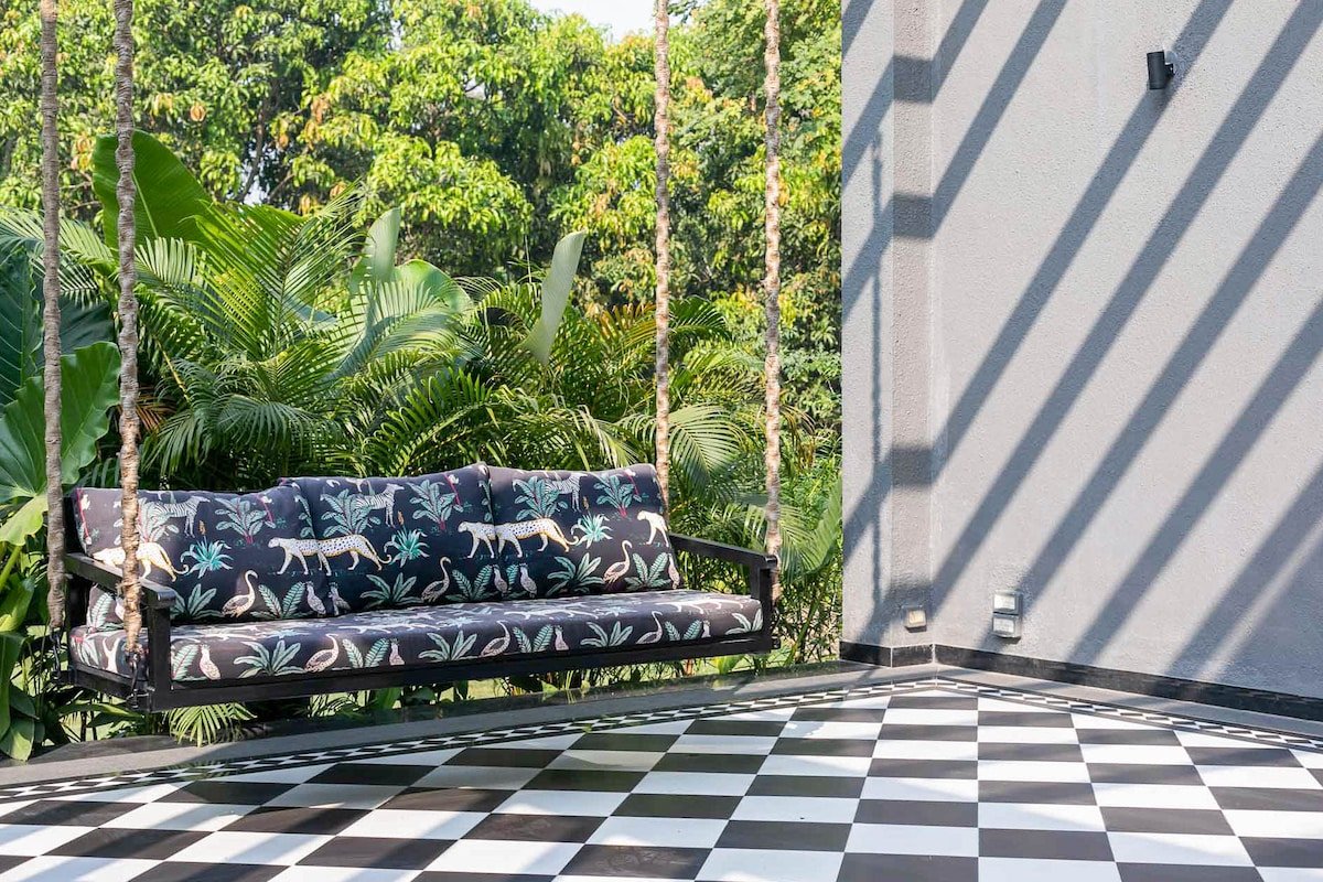 Lux Charcoal Villa by StayVista Pool, Foosball &TT gallery image 5