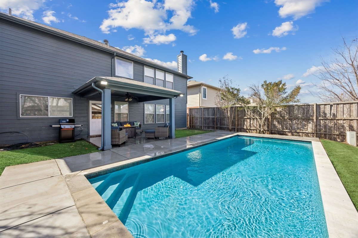 Beautiful Large House W/Pool! gallery image 2