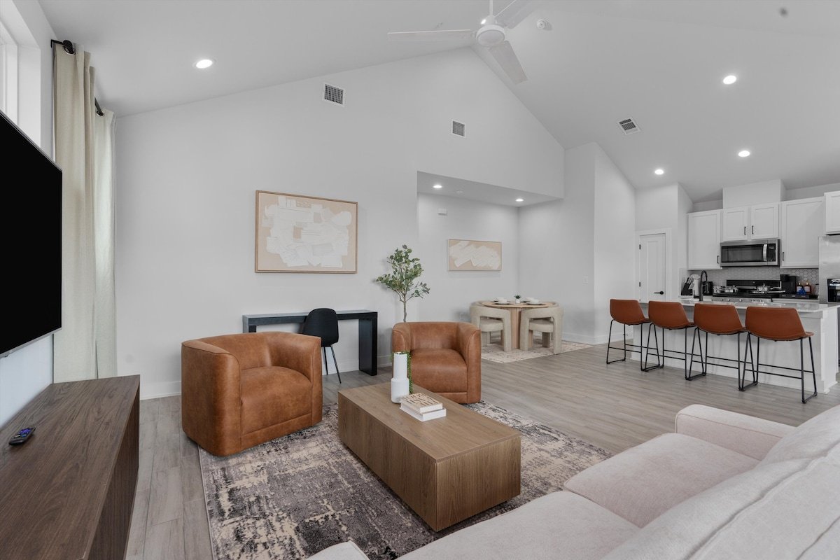 Up to 12 Guests – Luxury Downtown Access – Modern gallery image 2