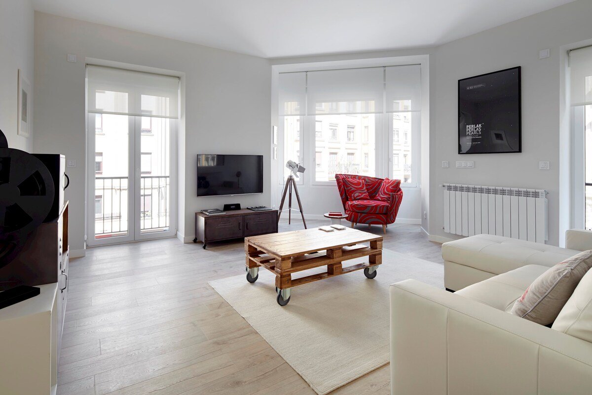 Zurriola Zinema by FeelFree Rentals gallery image 4