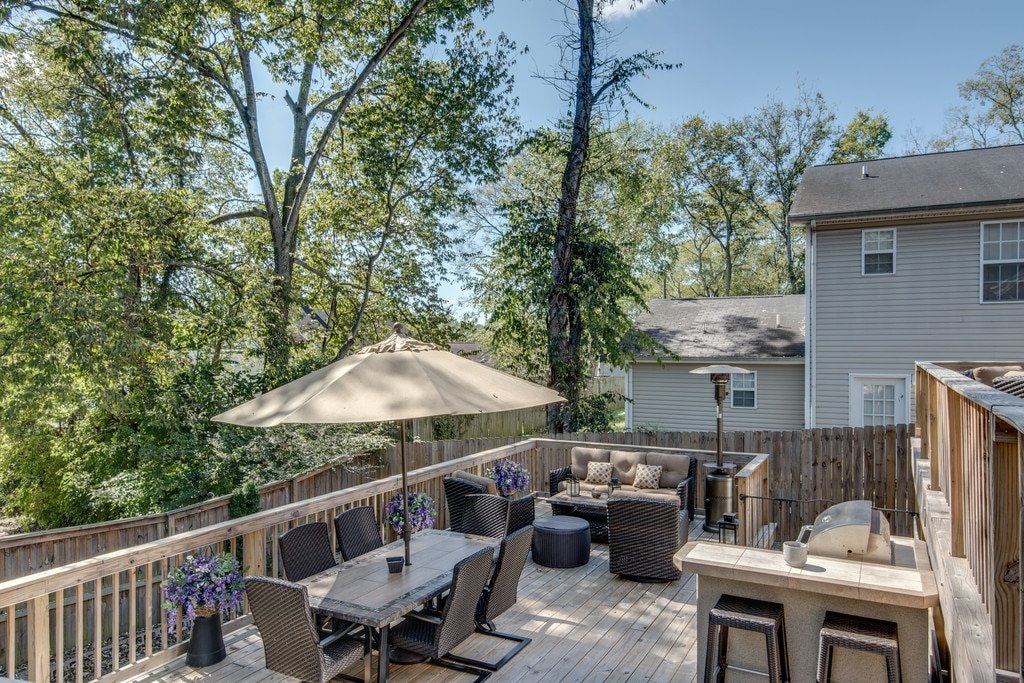 4 Br-hot tub/big deck – 3 miles to Broadway ! gallery image 2