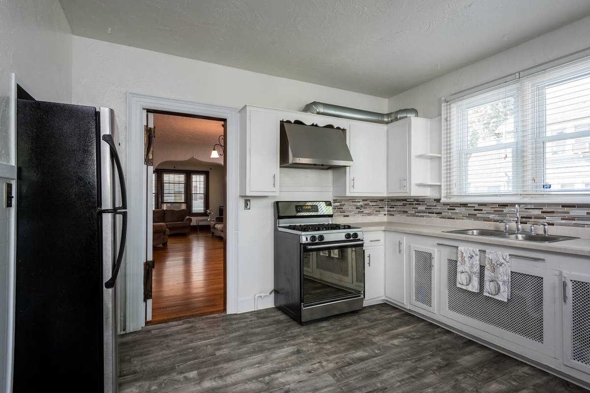 8 Year SuperHost 5 Bedroom Home In Albany! gallery image 5