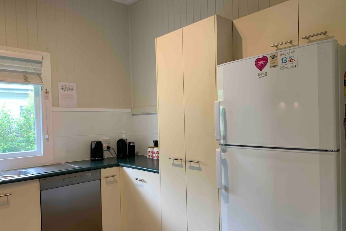 Bella Bulimba – 50 Meters to Oxford St gallery image 5