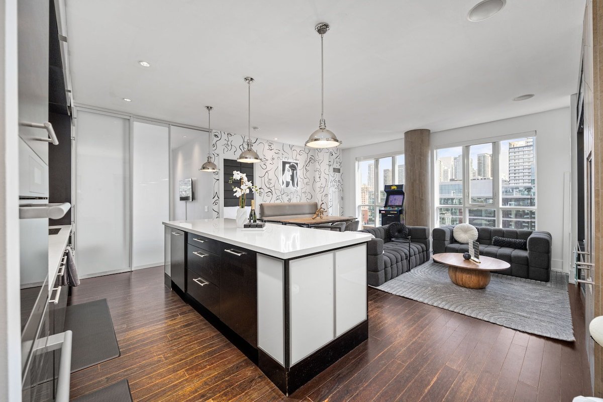 PARC LOFT|Penthouse w/4bd-WFH-PS5-CN Tower Views gallery image 2
