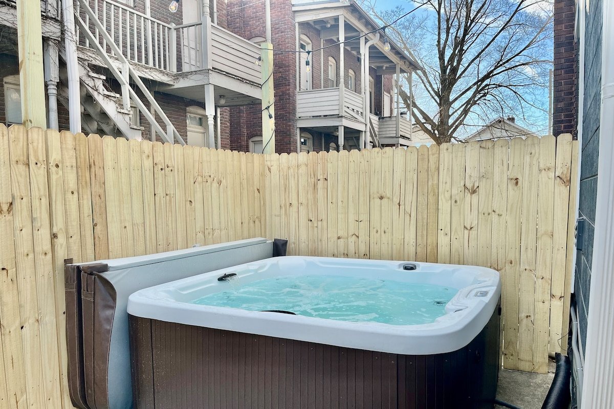 Colossal Quadplex | Hot Tub | Short North gallery image 3