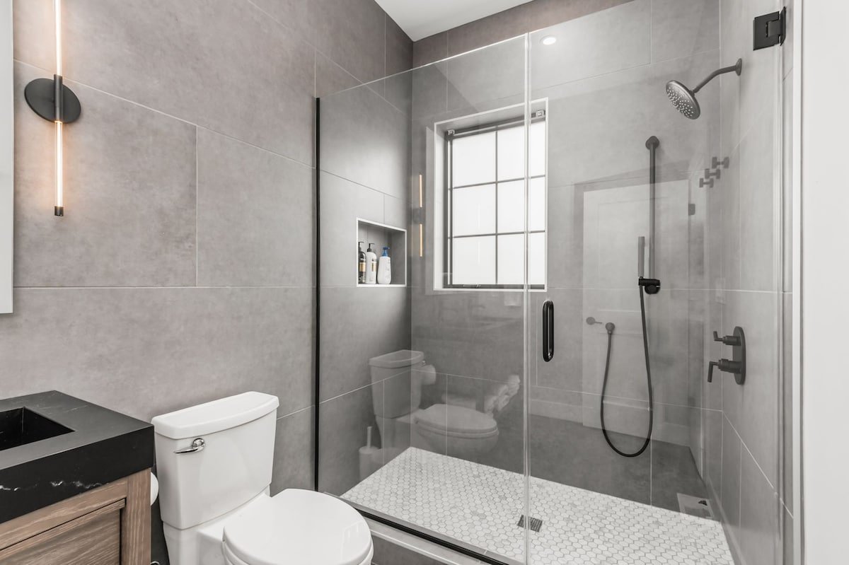 High-End New Build w/ City Views gallery image 4