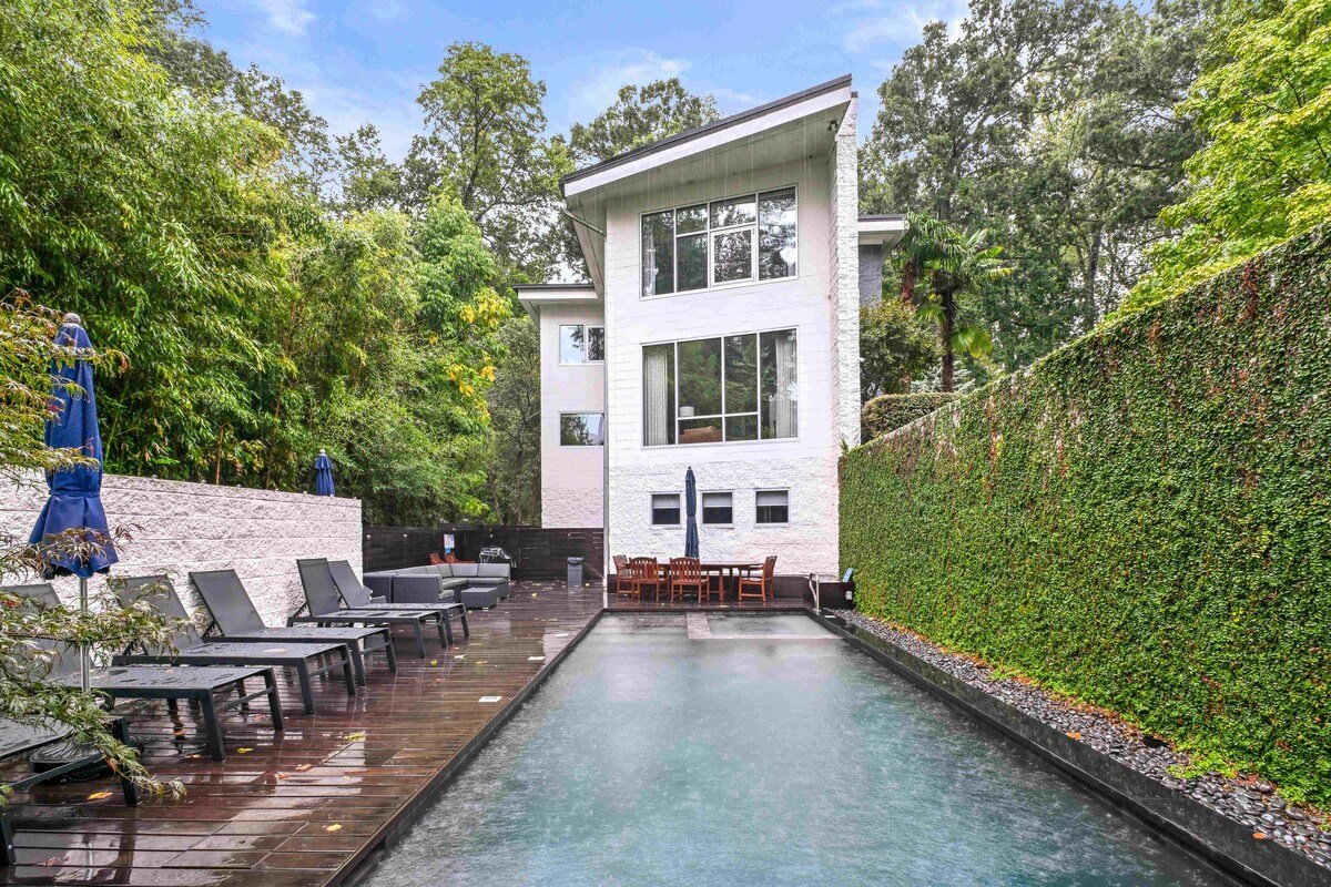 Luna De Lenox- 5BR Designer Gem, Pool, Sleeps 10