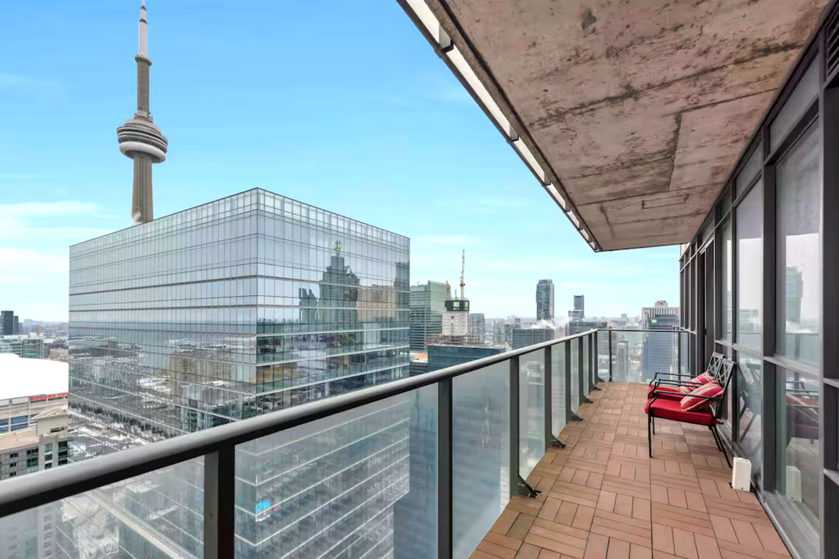 Luxury Downtown 2Bed by ScotiaBank Arena + Parking