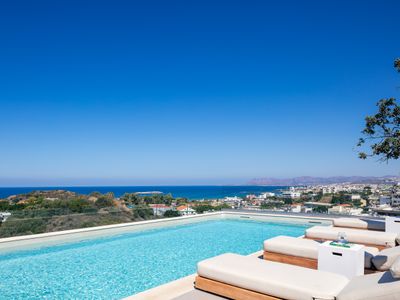 Panoramic sea & city views, gym, sauna, fire pit!