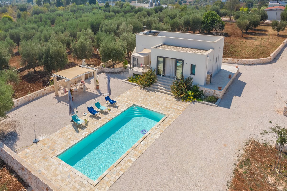 Spacious Ostuni 2 bed villa with large pool & BBQ