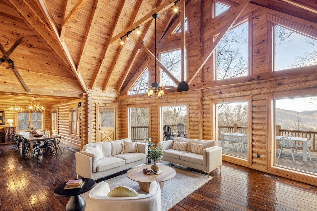 Expansive Views, Hot Tub, Outdoor Dining | Leyland gallery image 4