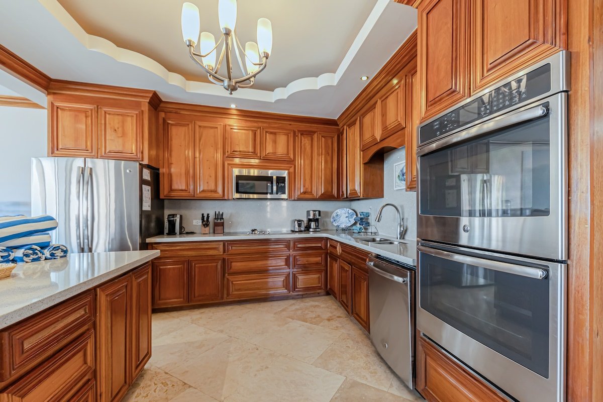 Isle Be Back – Luxury Beachfront Residence gallery image 5