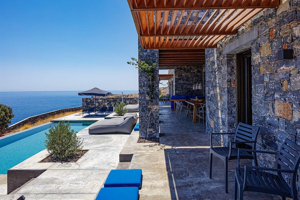 Lagremha Villa, Infinity Pool Over the Sea! gallery image 3