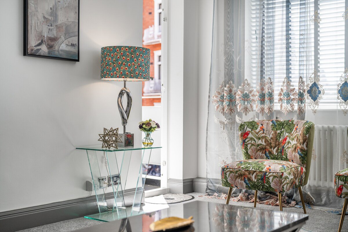 DeLUXE Apartment with Terrace in HARRoDS gallery image 4