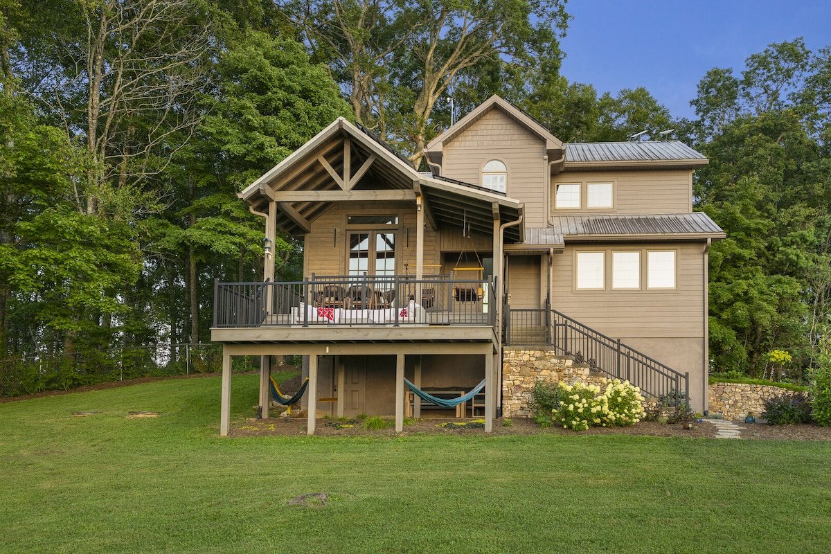 Asheville Home 15m from Downtown w Hot Tub & Sauna gallery image 3