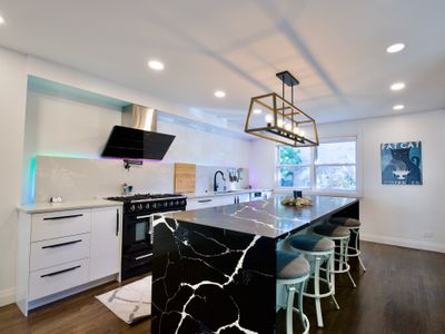 Lux Full House: Outdoor Paradise + FREE Parking!