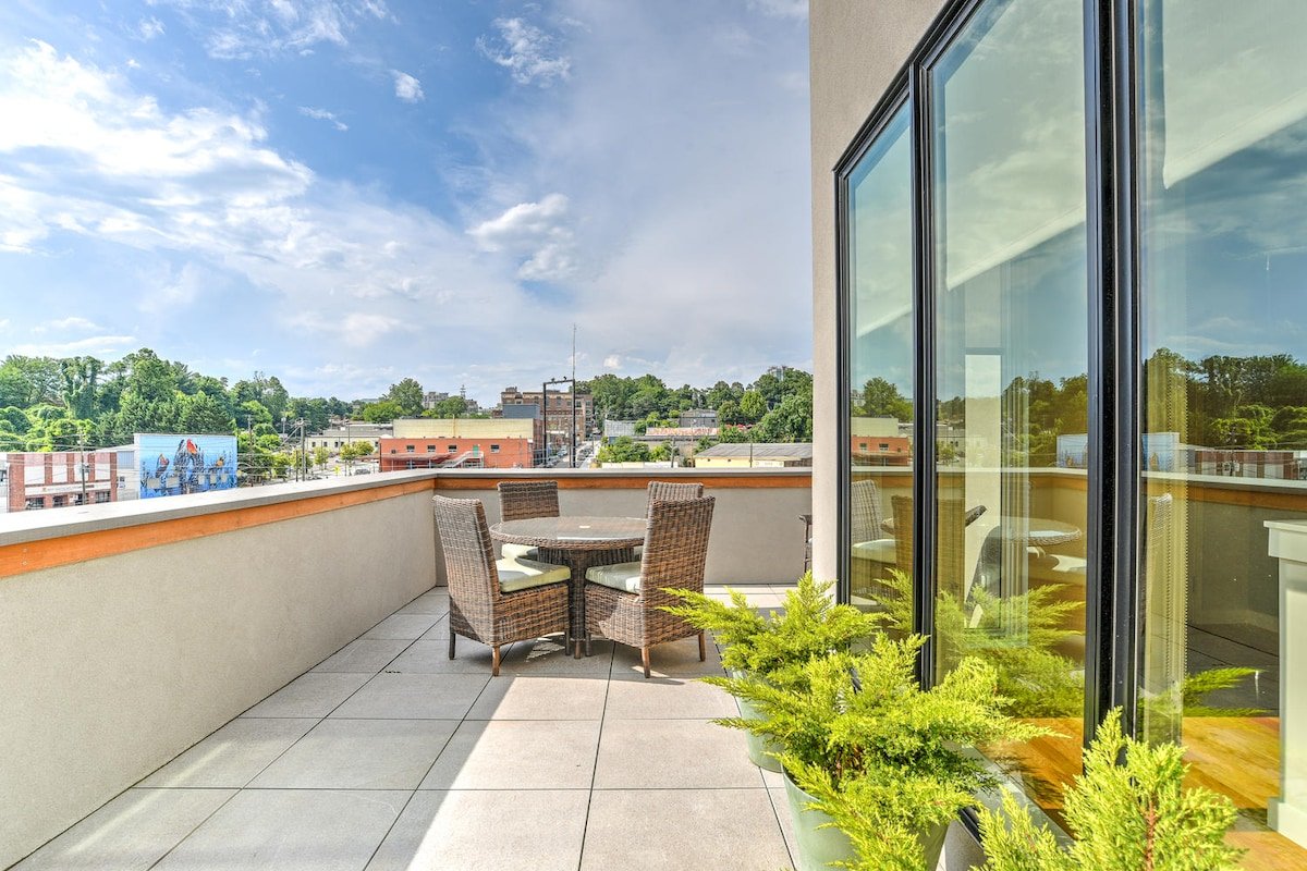 Luxe Townhouse with Garage and Terrace gallery image 4