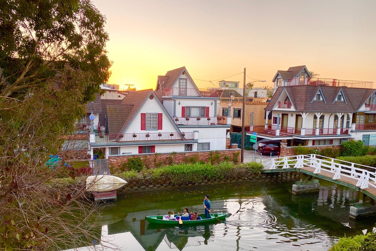 Waterfront Luxury Home on the Venice Canals gallery image 4