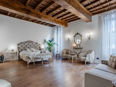 Trevi Fountain Elegant Apartment