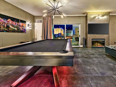 2 Bedrooms*Strip View*Pool Table*Retro Arcade