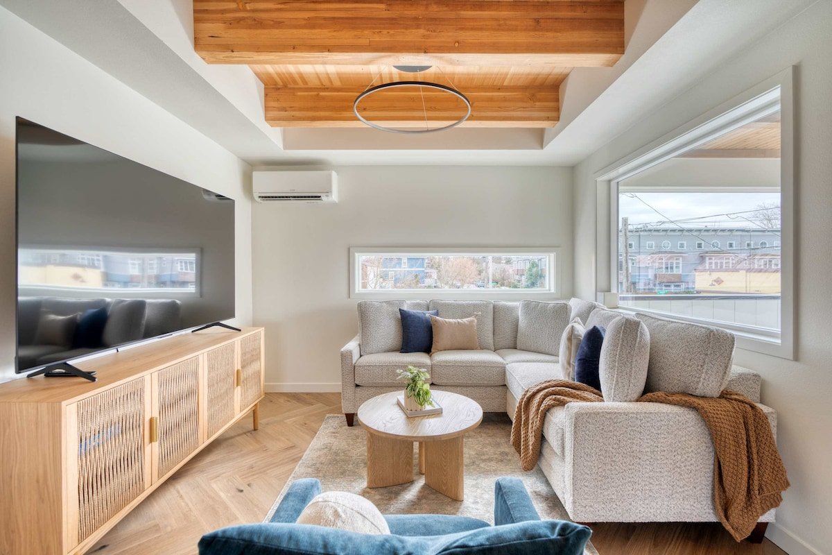 3BR Alberta Home • Vaulted Ceilings • Walkable gallery image 4