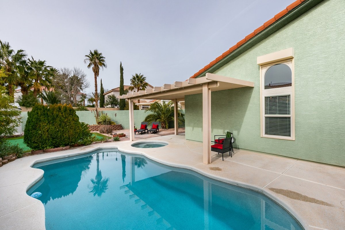 5BR Oasis w/ Pool, 3 Suites, Just 3.5mi to Strip gallery image 4