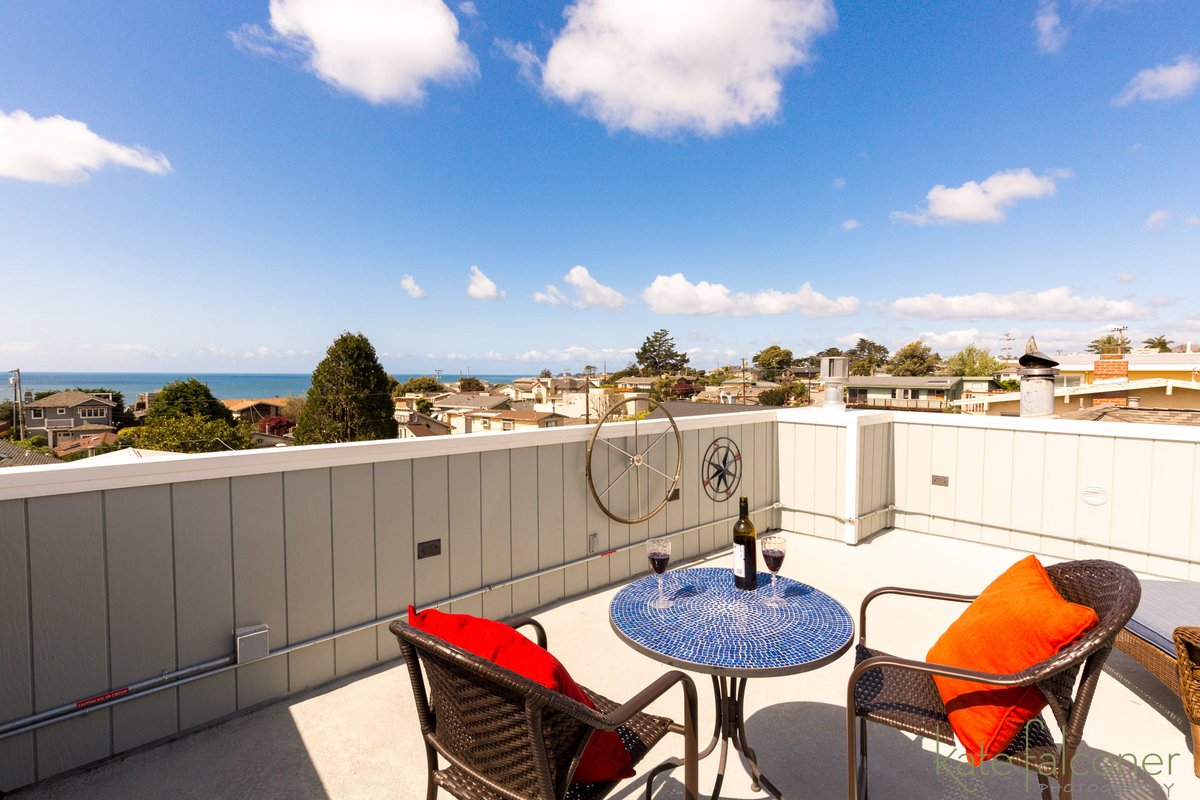 Remodeled Beach House w/Roof Top & Deck Ocean View