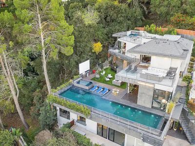 Hillside Estate: Pool & Jacuzzi